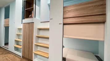 Minibar, caja de seguridad en la habitación y cortinas blackout