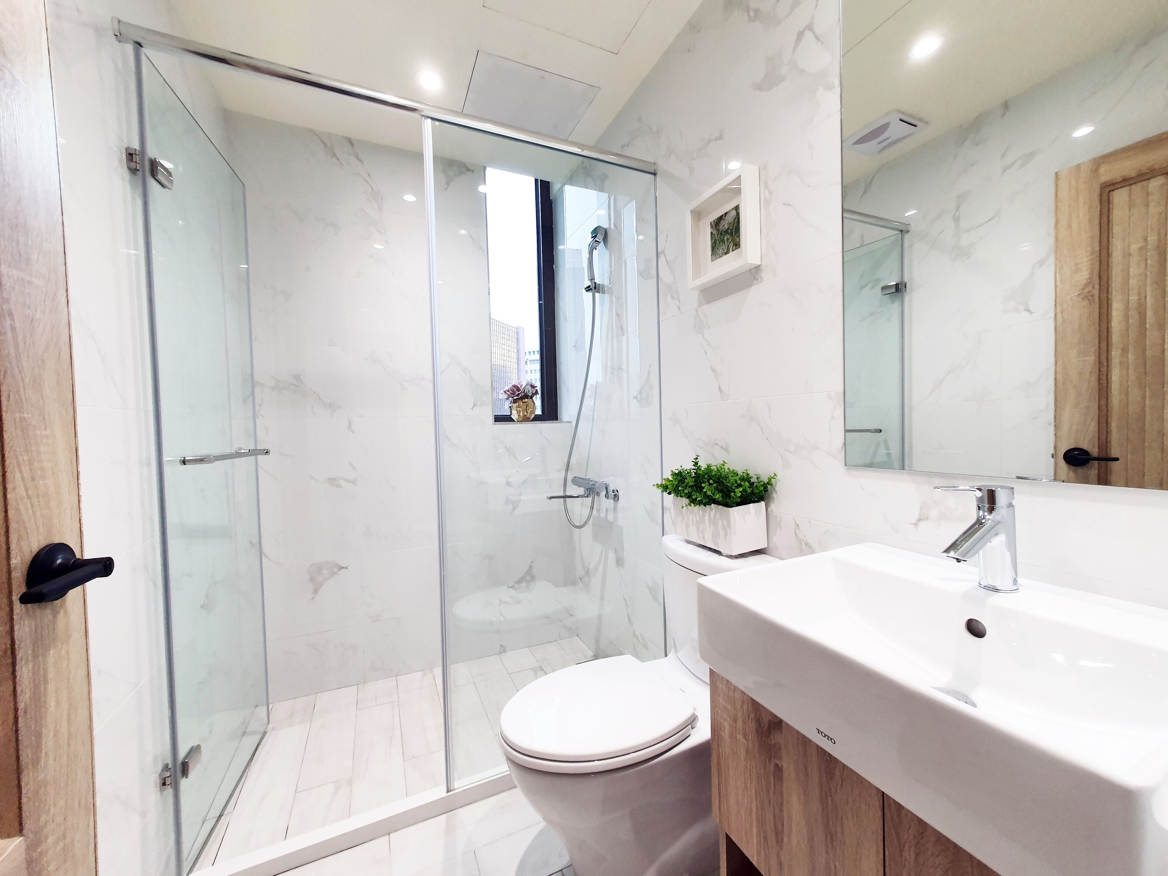 standard twin room | bathroom | free toiletries, hair dryer, slippers, shampoo