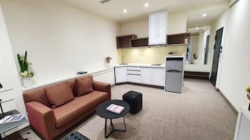 Suite estudio, vista a la ciudad | Sala de estar