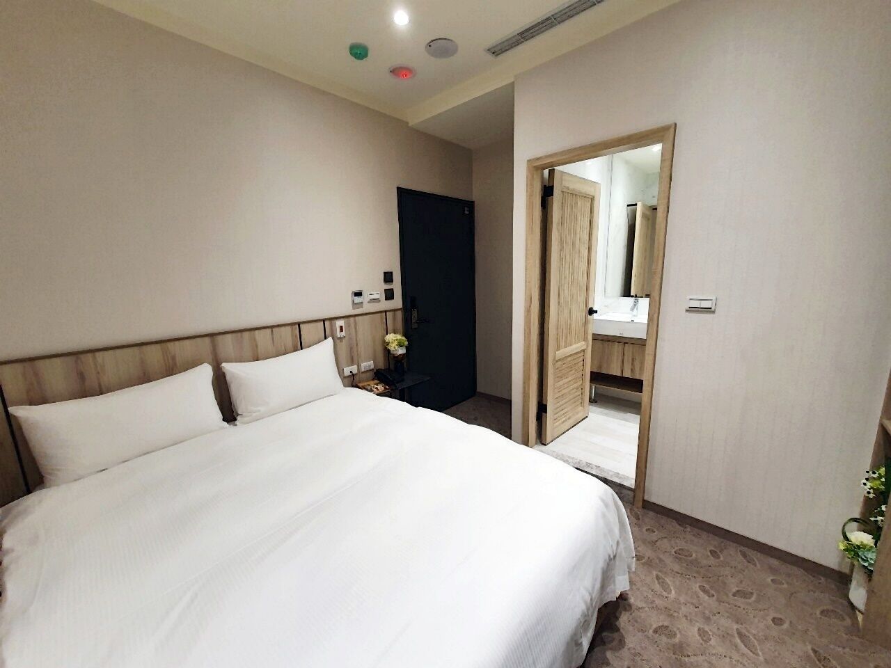 standard double room, no windows | minibar, in-room safe, blackout curtains, iron/ironing board