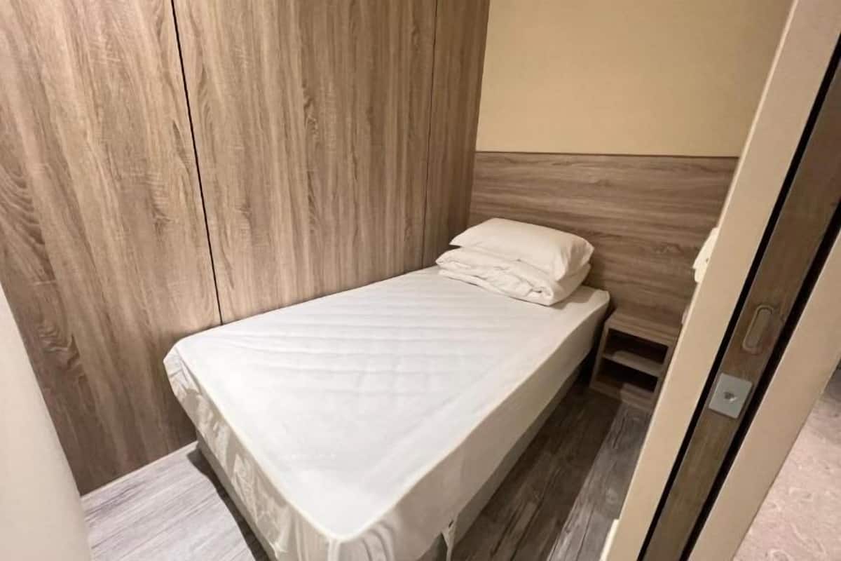 Bar mini, peti besi dalam bilik, langsir/tirai gelap terus