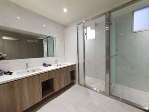 Kostenlose Toilettenartikel, Haartrockner, Hausschuhe, Shampoo