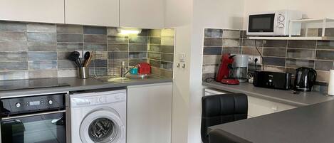 冷蔵庫、電子レンジ、オーブン、コンロ