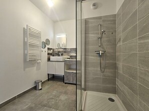 Hair dryer - Spacious 2-Room Apartment with Balcony, Parking, and WiFi in Balaruc-les-Bains (Balaruc-les-Bains)