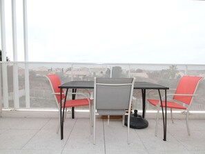 Outdoor dining - Spacious 2-Room Apartment with Balcony, Parking, and WiFi in Balaruc-les-Bains (Balaruc-les-Bains)