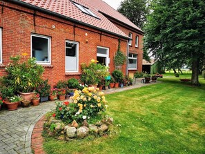 Property grounds - Family-friendly holidays at the Julianenhof: 10 minutes from the natural beach (Hagermarsch)