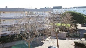 A residential area with modern buildings, a parking lot, and bare trees. - Bright 1-Bed Apt near Thermal Baths, Equip’d Kitchen, WiFi, Parking, 2-Star Rated, 45m² (Balaruc-les-Bains)