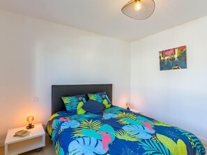 2 bedrooms, desk, iron/ironing board, WiFi