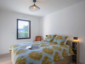 2 bedrooms, desk, iron/ironing board, WiFi