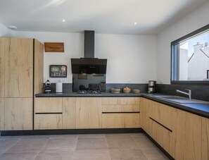 Réfrigérateur, four, lave-vaisselle, grille-pain