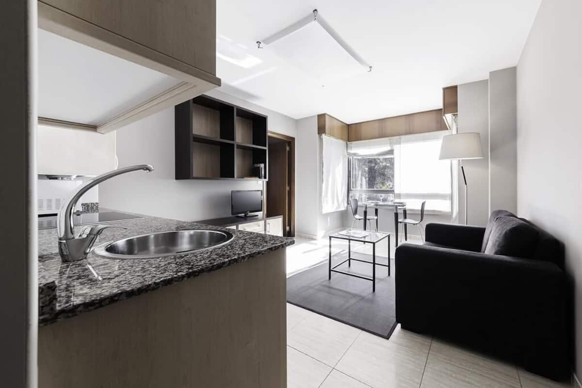 Appartement, 1 chambre | Coin séjour | Télévision à écran plat de 24 pouces avec chaînes par câble, télévision