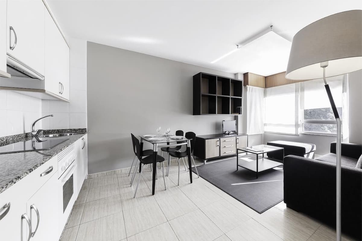 Appartement, 2 chambres | Coin séjour | Télévision à écran plat de 24 pouces avec chaînes par câble, télévision