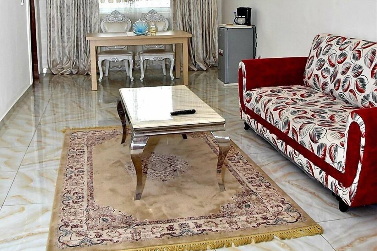 جناح سوبيريور | منطقة المعيشة | تلفزيون بلازما بحجم 32-بوصة يعرض قنوات فضائية، تلفزيون