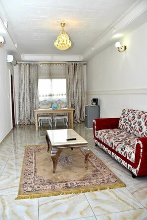 Suite Superior | Area soggiorno | TV al plasma 32 pollici con canali satellitari, TV