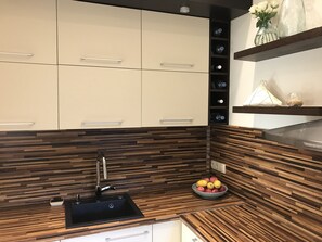 Frigorifero, forno, piano cottura, lavastoviglie