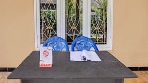 Een tafel met een brochure, een boek en een pen.