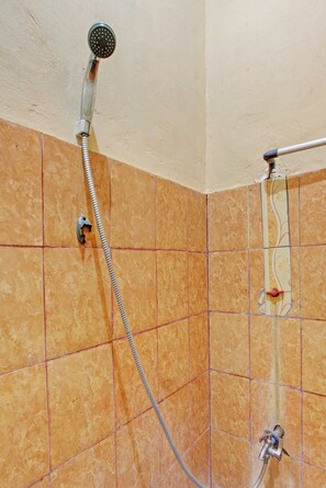Deluxe-Doppelzimmer | Badezimmer | Dusche, Regendusche, Handtücher, Toilettenpapier