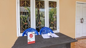 Een tafel met een brochure, een pen en een mobiele telefoon.