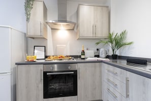 Apartment | Private kitchen | Mini-fridge, microwave, oven, stovetop - 5 Quincy House - 1 Bedroom Apartment  (Darlington)