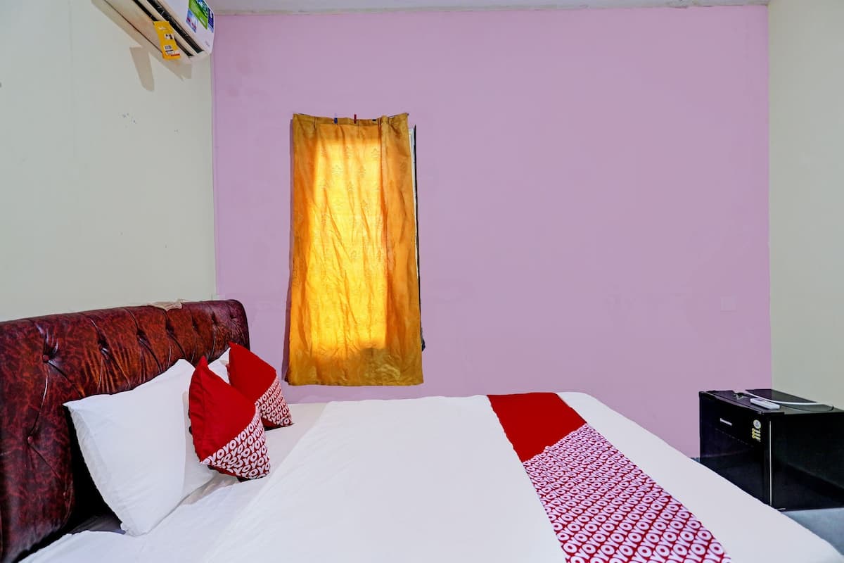 standard double room | laptop workspace, blackout curtains, free wifi, bed sheets