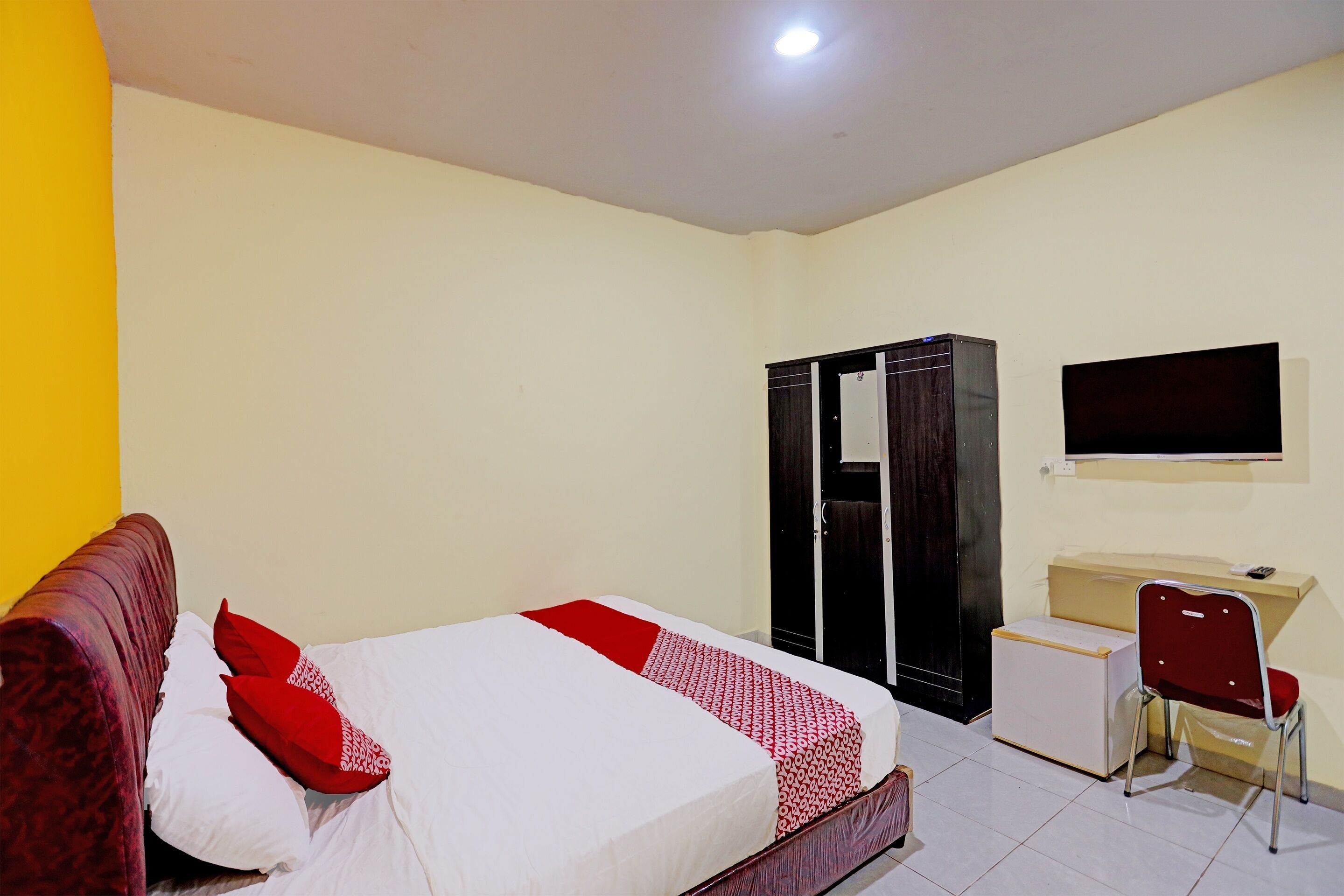standard double room | laptop workspace, blackout curtains, free wifi, bed sheets