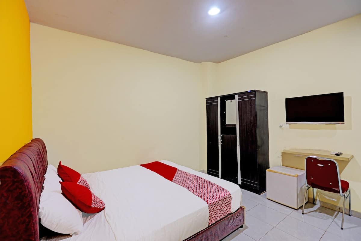 standard double room | laptop workspace, blackout curtains, free wifi, bed sheets