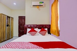 Laptop workspace, blackout curtains, free WiFi, bed sheets - Hotel O New Town Syariah (Batam)