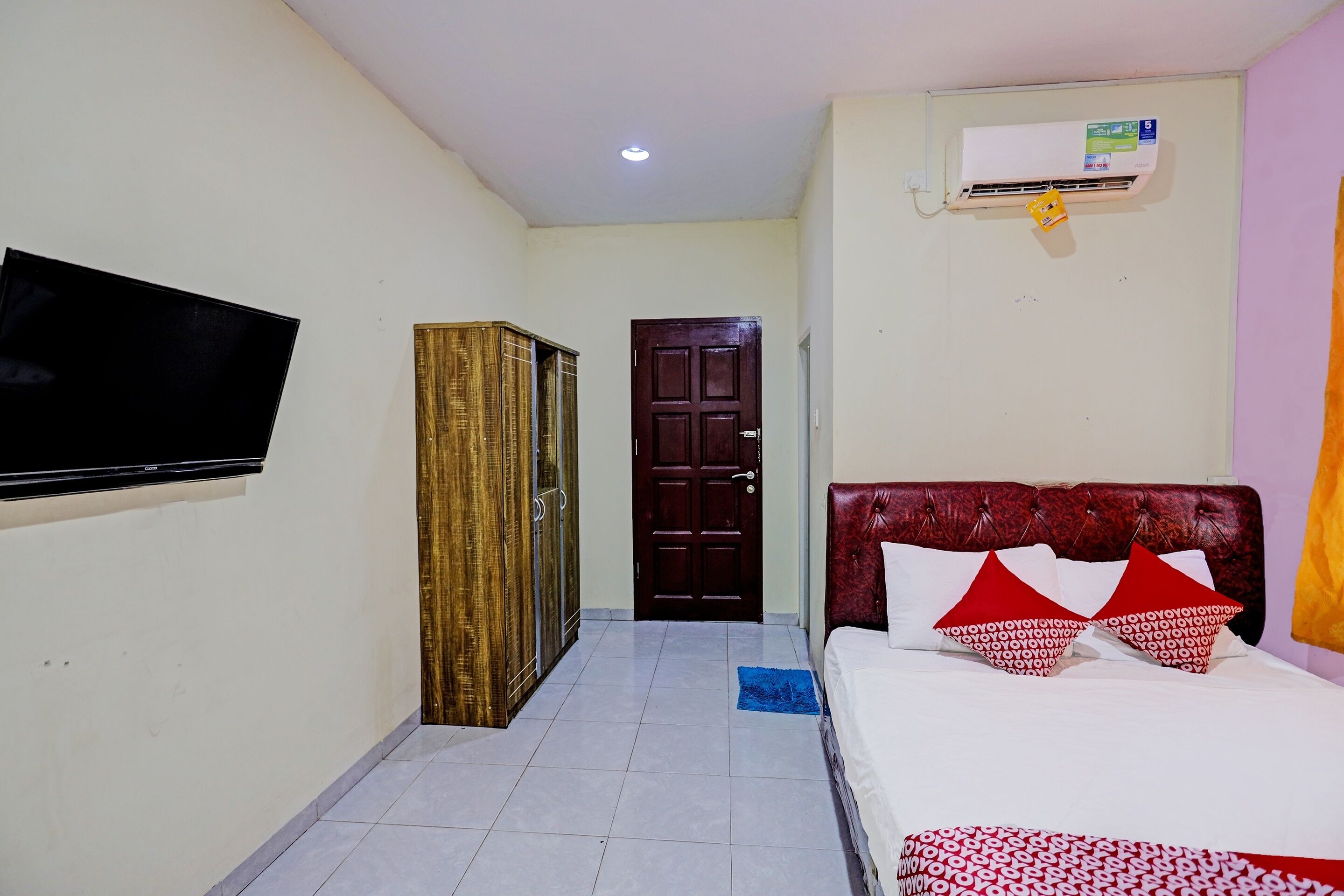 standard double room | living area | 30-inch flat-screen tv with cable channels, tv, fireplace