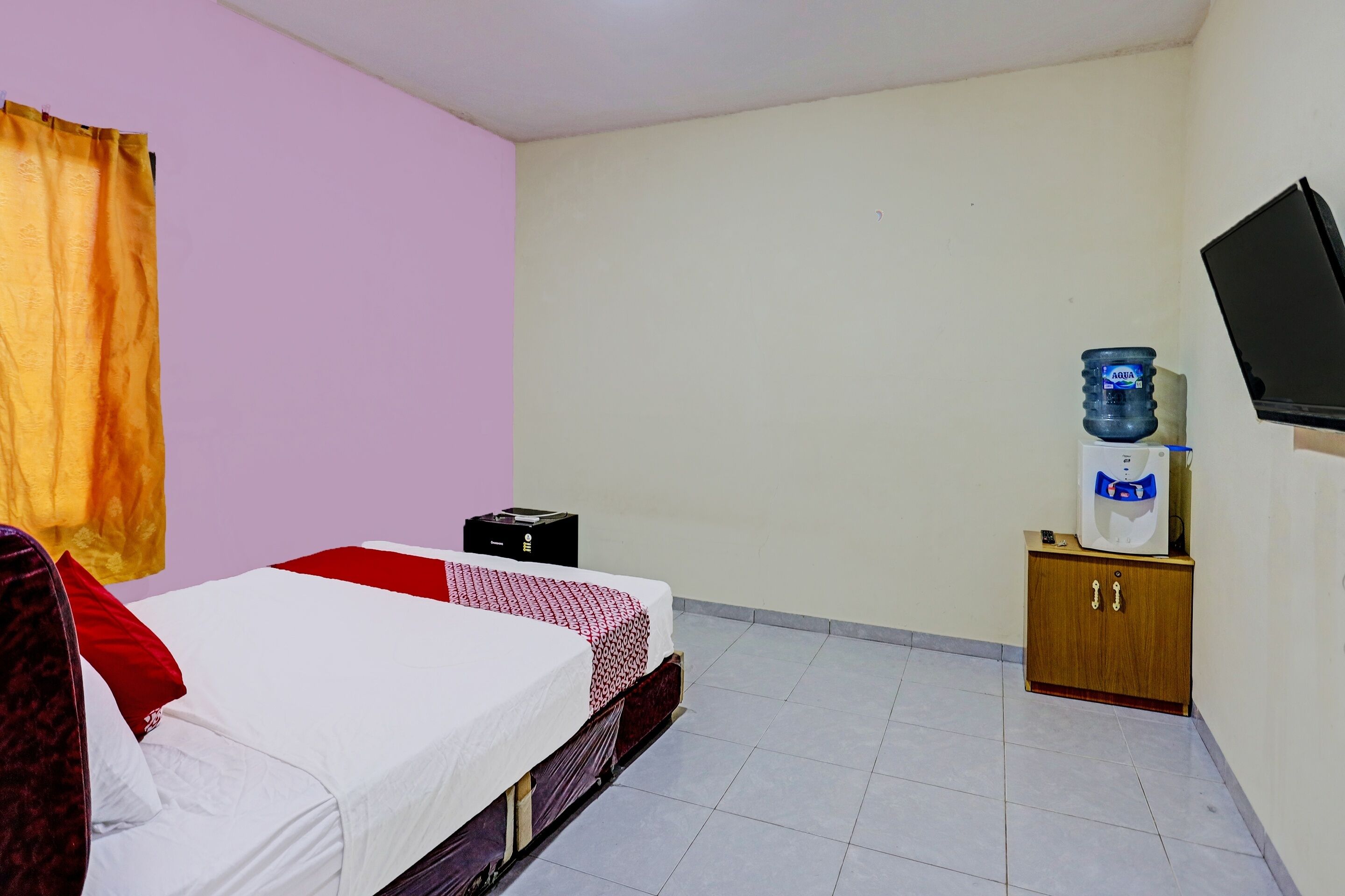 standard double room | laptop workspace, blackout curtains, free wifi, bed sheets