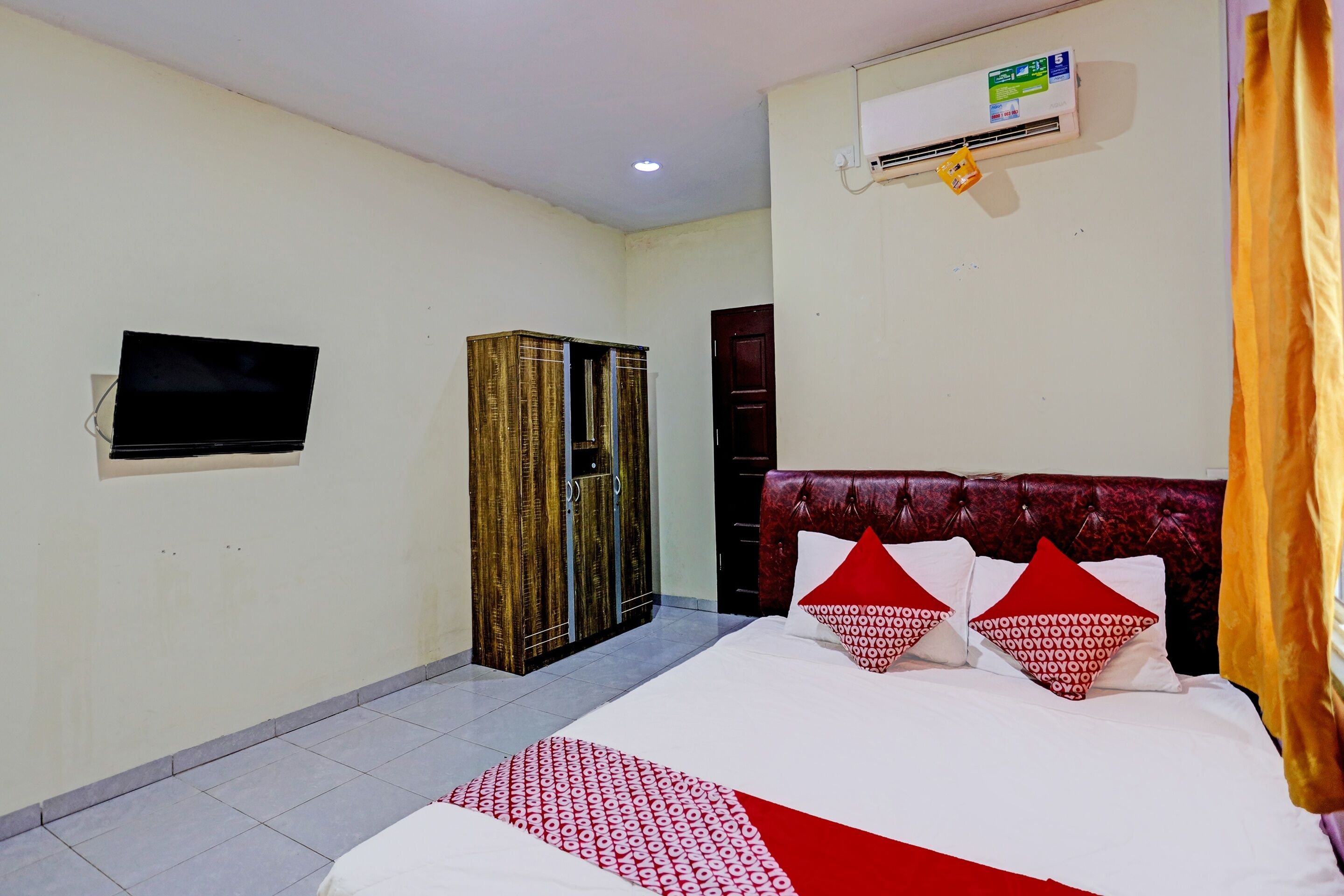 standard double room | laptop workspace, blackout curtains, free wifi, bed sheets