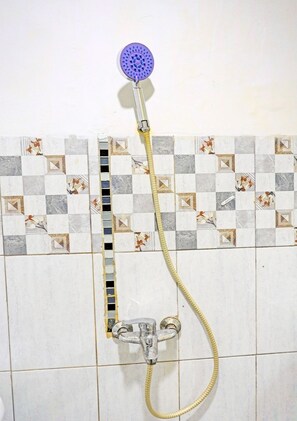 Chambre Standard double | Salle de bain | Douche, serviettes fournies, papier de toilette
