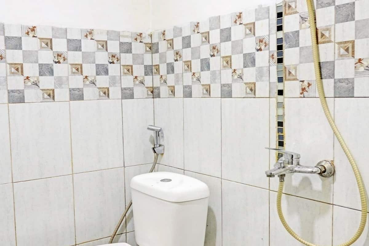 standard double room | bathroom | shower, towels, toilet paper