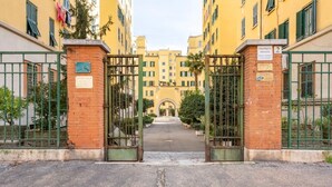 Una entrada tancada amb reixat a un edifici residencial, amb mur de maó.