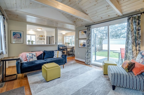 Keuka Park Charmer - walk to the lake!