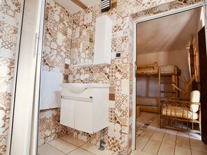 Chambre Familiale, vue jardin | Salle de bain