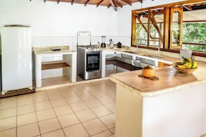 Casa clásica | Cocina básica privada | Frigorífico, horno, licuadora y plancha