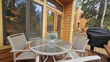 Apartment, 2 Bedrooms | Outdoor dining