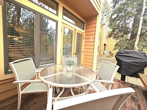 Appartement, 2 chambres | Restauration en plein air