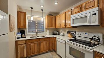 Apartemen, 2 kamar tidur | Dapur pribadi | Lemari es, mesin pembuat kopi/teh, dan pemanggang roti