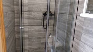 Apartment | Bathroom | Shower, hair dryer, towels