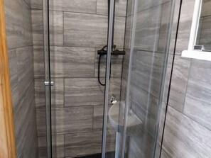 Apartment | Bathroom | Shower, hair dryer, towels