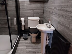 Apartment | Bathroom | Shower, hair dryer, towels - 3-bed Apartment in Lowestoft With sea Views (Lowestoft)
