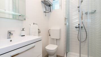 Apartment (One Bedroom Apartment with Terrace an) | Bathroom | Shower, towels