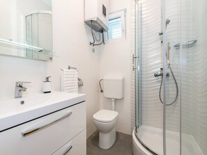 Appartement (One Bedroom Apartment with Terrace an) | Salle de bain | Douche, serviettes fournies