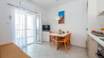Apartment (Two Bedroom Apartment with Balcony an) | Eigene Küche | Kühlschrank, Esstisch