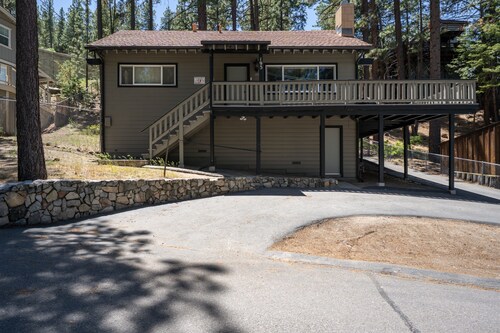 Foothill Folly 4 Bedroom Home by RedAwning