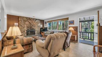 House, 4 Bedrooms | Living area