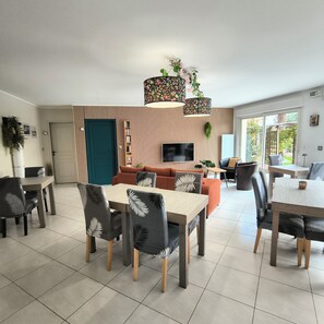 Family Room | Restaurant