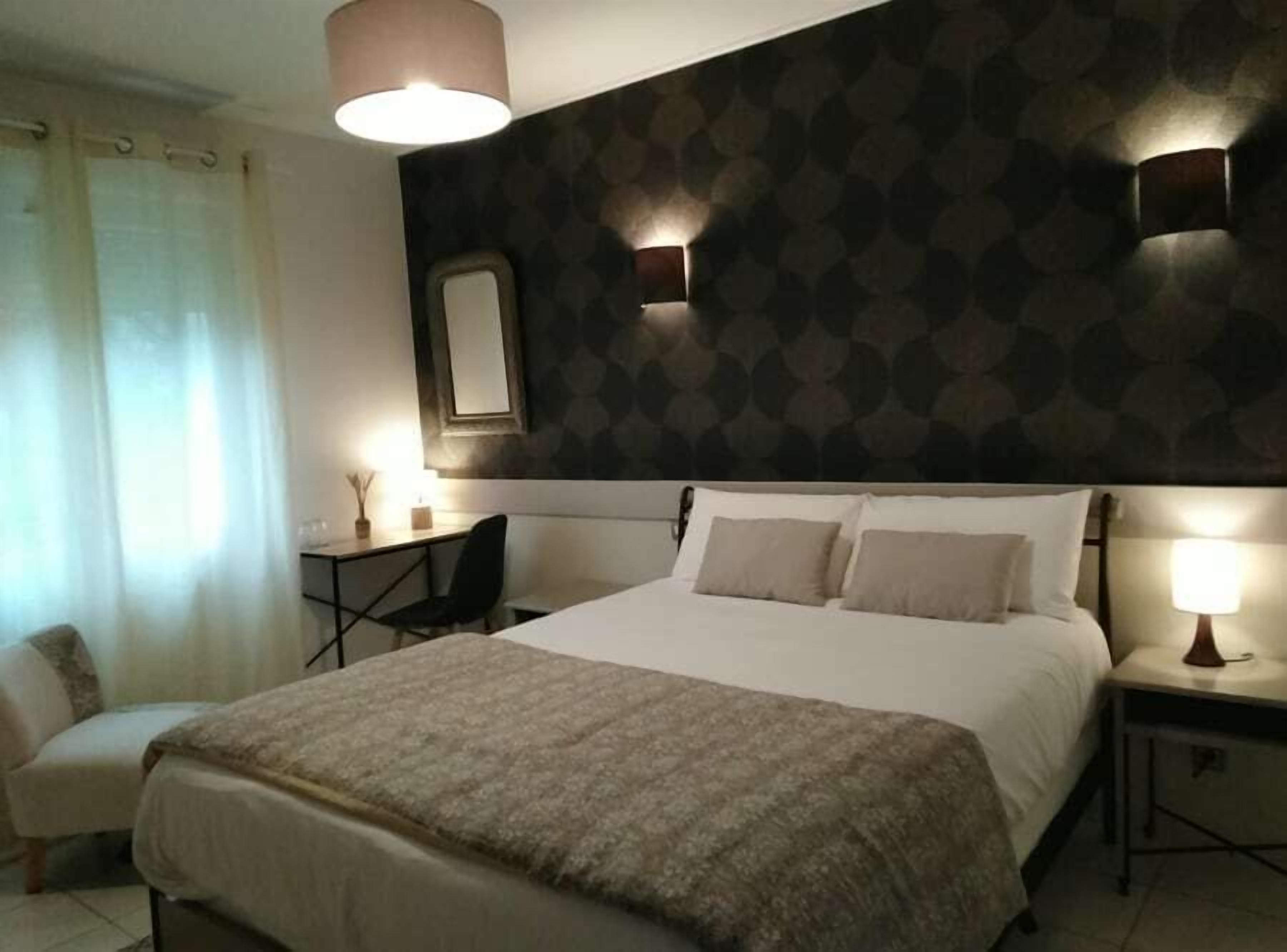 Comfort Double Room, 1 Queen Bed | Premium bedding, individually decorated, desk, laptop workspace