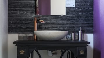 Camera Comfort con letto matrimoniale o 2 letti singoli | Bagno | Doccia, soffione a pioggia, set di cortesia gratuito, asciugacapelli